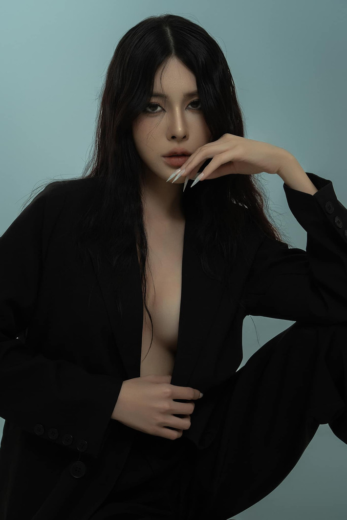 Mới đây, trên trang cá nhân, hot girl Trần Bích Hạnh “đốt mắt” cộng đồng mạng với loạt ảnh không thể quyến rũ hơn. Bạn gái Văn Thanh quá táo bạo khi mặc vest không nội y, không cài cúc áo khoe trọn vòng 1 căng tràn.