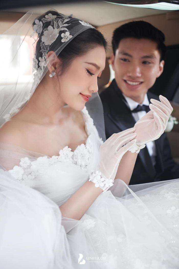 Với danh hiệu Top 10 Hoa hậu Việt Nam 2020, nàng WAG Doãn Hải My - vợ mới cưới của hậu vệ Đoàn Văn Hậu luôn thuộc top những gái xinh đẹp nhất làng bóng đá Việt.