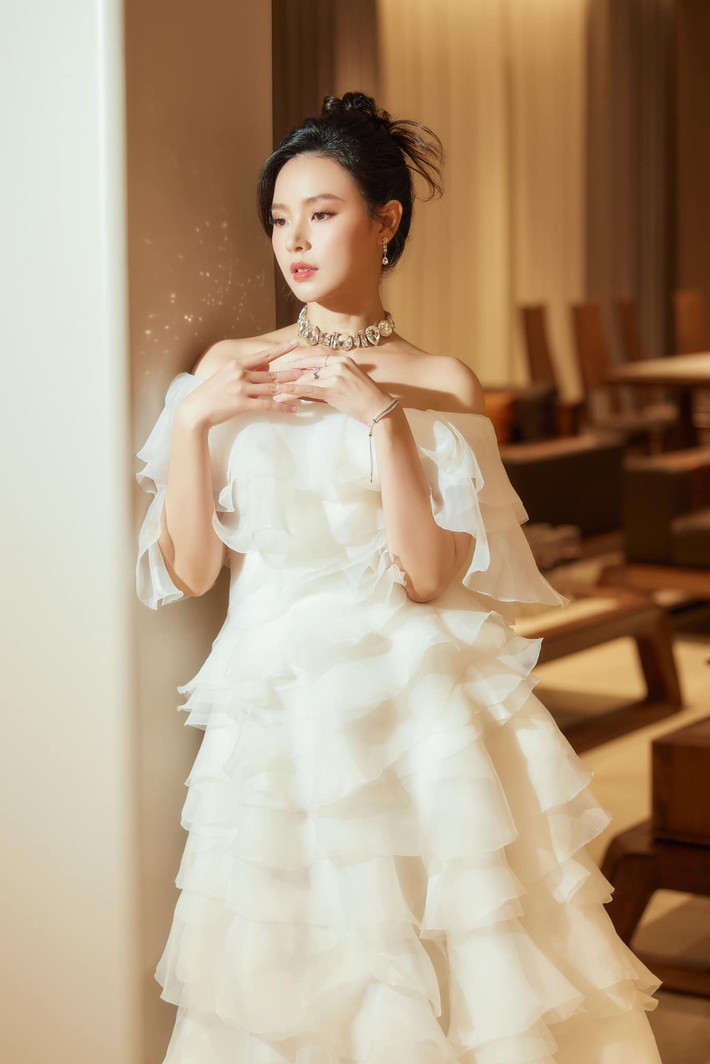 Người đẹp tự thân kiếm tiền từ rất sớm nên mới tích lũy được nhiều kinh nghiệm và thành công như hiện tại.
