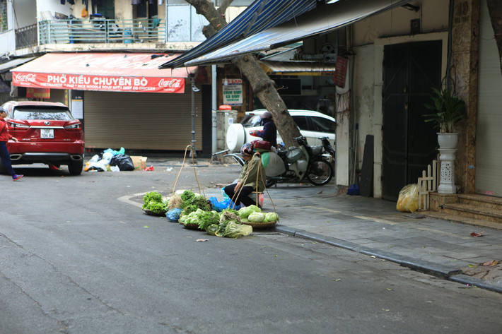 Một gánh rau tại góc đường chợ Ngô Sĩ Liên.