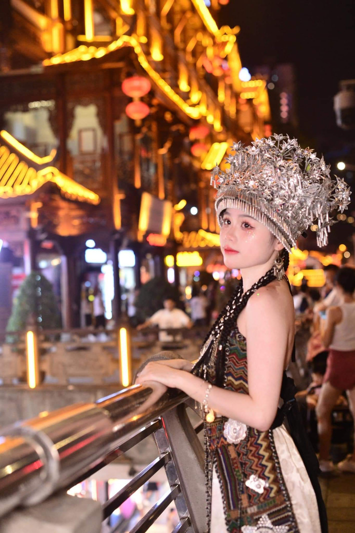 Huỳnh Anh được nhiều người biết đến khi hẹn hò với cầu thủ Quang Hải. Sau khi chia tay, cô nàng vẫn nhận được nhiều sự quan tâm khi làm một TikToker.