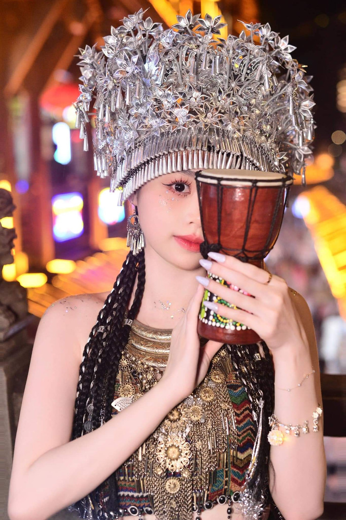 Với những phụ kiện đơn giản như chiếc trống nhỏ và những trang sức bằng bạc, trông Huỳnh Anh vô cùng long lanh.