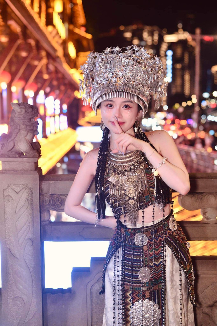 Dưới bài viết của Huỳnh Anh, nhiều người dành lời khen cho sắc vóc của bạn gái cũ Quang Hải.