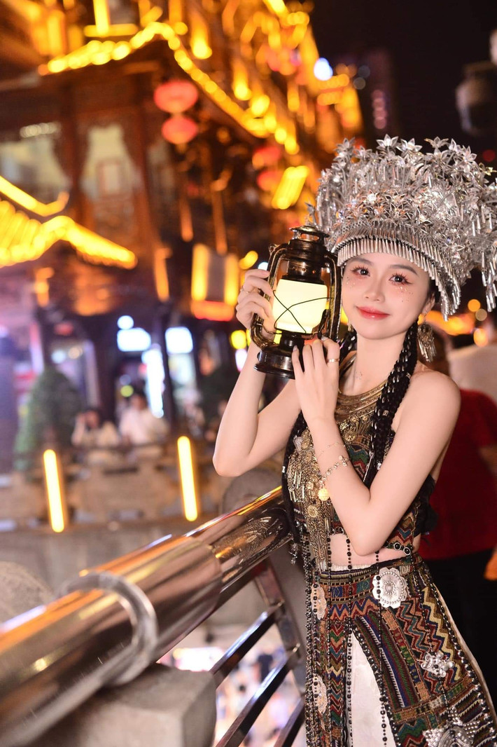Sau ồn ào chuyện tình cảm, bạn gái cũ Quang Hải được nhận xét ngày càng xinh đẹp và gợi cảm đến ngỡ ngàng.