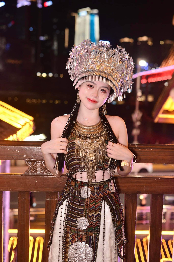 Mới đây trên trang cá nhân, Huỳnh Anh (tên thật Mai Thị Huỳnh Anh - bạn gái cũ cầu thủ Quang Hải) khoe những bức ảnh với trang phục dân tộc trong chuyến đi Trung Quốc.