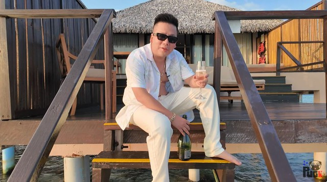 Hoa hậu Lương Thùy Linh có đi giày cao gót, tuy nhiên cô vẫn cao hơn Khoa Pug 5cm. Nàng hậu là một trong những nàng Hậu cao nhất Việt Nam, cô sở hữu đôi chân lên tới 1m22.