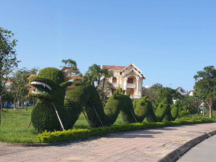 Tại Công viên Bắc Lê Lợi, phường Đồng Hải và Công viên Nam Trần Hưng Đạo, phường Nam Lý, thành phố Đồng Hới mỗi nơi cũng có 2 linh vật rồng Tết Giáp Thìn được tạo dáng từ cây sanh.