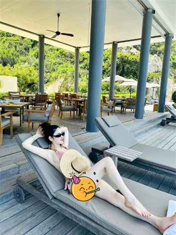 Đây cũng là lần hiếm hoi nửa kia của Quang Hải tung ảnh gợi cảm lên mạng xã hội. Đặc biệt giữa nghi vấn nàng WAG sinh năm 2000 đang mang bầu.