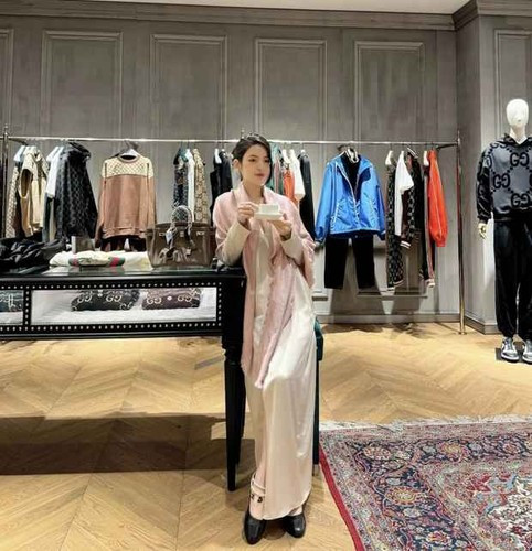 Nàng WAG sinh năm 2000 còn chia sẻ buổi tối nếu Quang Hải ở nhà cô sẽ rất lười bán hàng. Còn khi chồng đi vắng cô sẽ chăm chỉ livestream hơn.