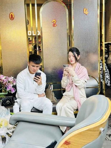 Chu Thanh Huyền công việc là bán hàng online. Đặc biệt, vợ sắp cưới của Quang Hải cũng rất biết tận dụng KOL “của nhà trồng được” để bán hàng. Cũng vì vậy các buổi bán hàng của cô nàng rất hút người xem và thu về hàng tỷ đồng.