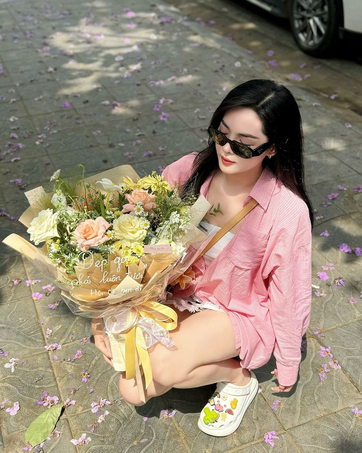 Sau 8 năm “lột xác”, hiện tại Vũ Thanh Quỳnh được biết đến như một hot girl có tiếng trong cộng đồng mạng, tham gia làm mẫu ảnh, kinh doanh…