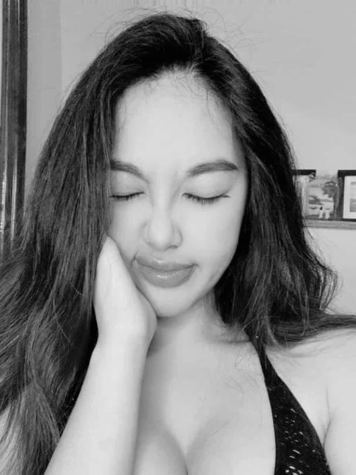 Bivi là hot girl lai hai dòng máu Việt - Ấn, cô thông thạo nhiều thứ tiếng và từng theo học chương trình Thạc sĩ tại Đại học Harvard (Mỹ).