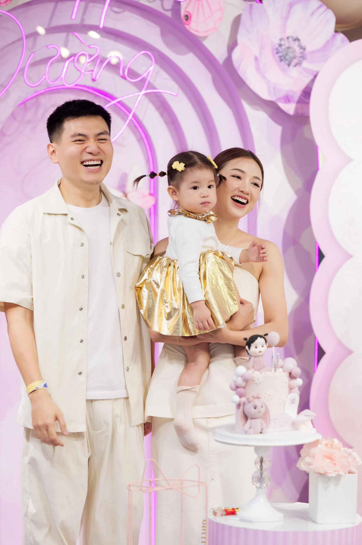 Năm 2021, Salim và Hải Long công khai mối quan hệ tình cảm, từ bạn bè chuyển thành người yêu. Không lâu sau, "đàng trai" gây bất ngờ khi tổ chức màn cầu hôn nàng hot girl tại một khu nghỉ dưỡng ở Đà Nẵng với sự góp mặt của bạn bè thân thiết.