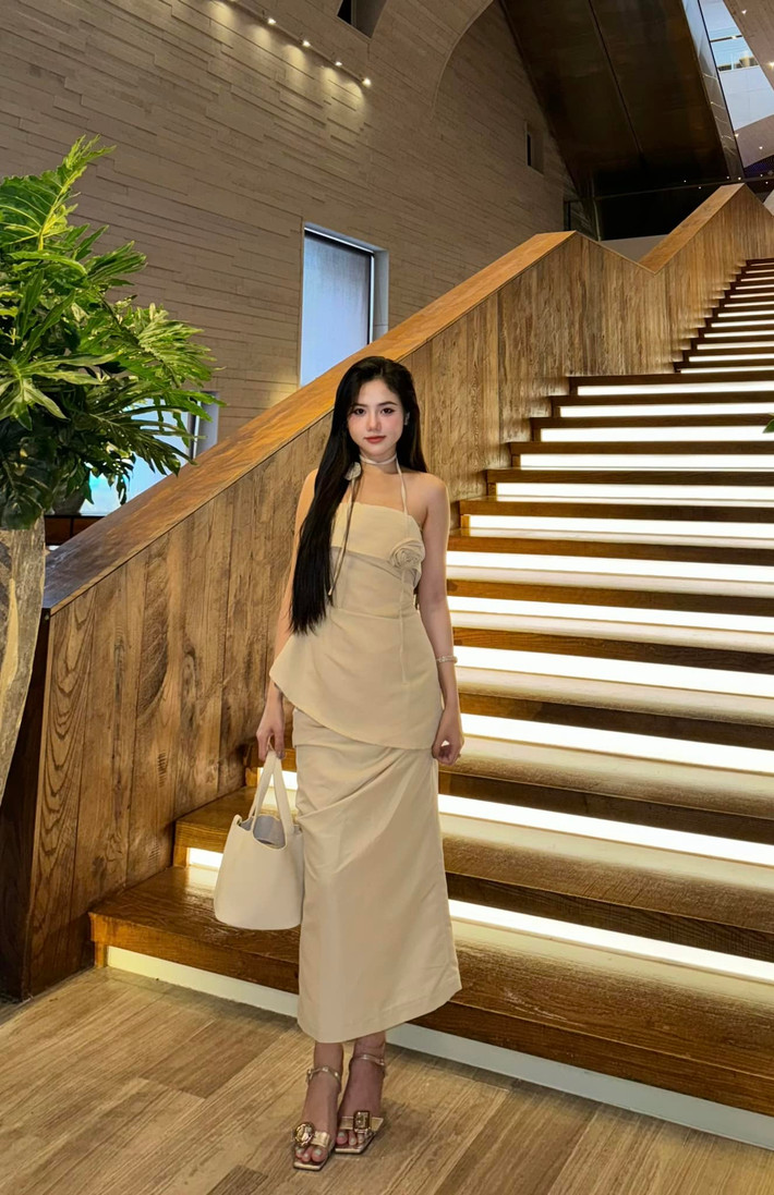 Bò Chảnh cũng thể hiện cuộc sống sang chảnh trên MXH khi thường xuyên check-in những nhà hàng đắt đỏ, đi sắm đồ hiệu,...