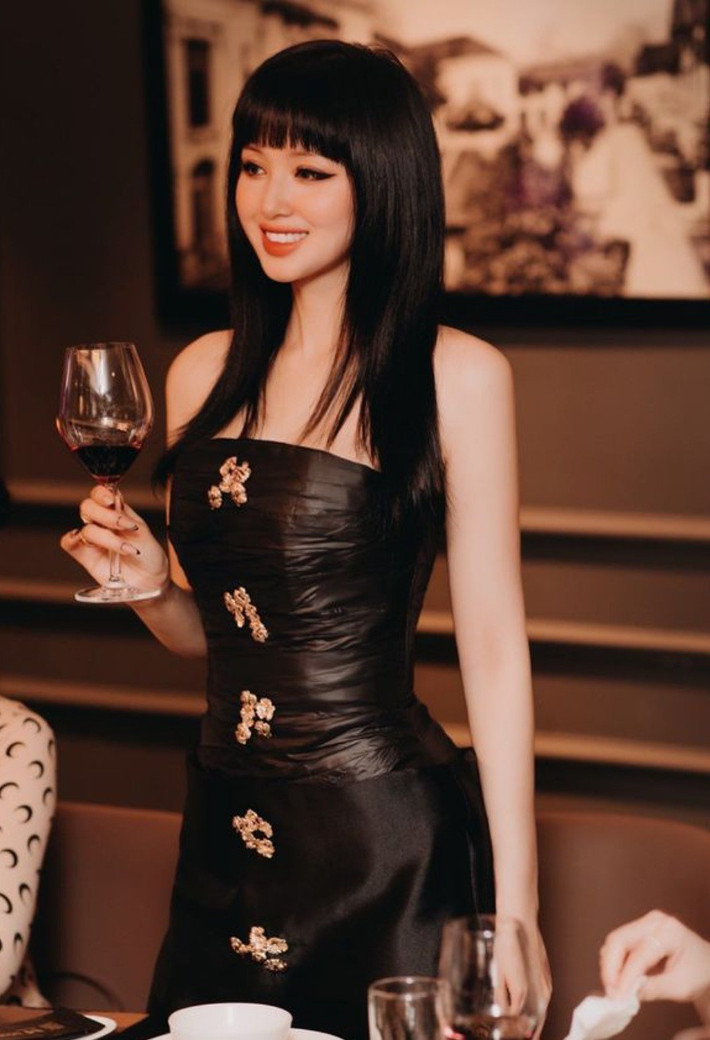 Trước đó, cô nàng hot girl Hà thành ngày nào cũng từng diện qua rất đẹp các kiểu váy ôm tôn dáng.