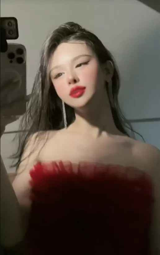 Thế nhưng cách đây khoảng 2 năm, hình ảnh Trần Đức Bo bắt đầu xuất hiện ít dần cho tới khi biến mất hoàn toàn khỏi MXH. Được biết, đó là bởi anh chàng này đã quyết tâm trùng tu nhan sắc, can thiệp thẩm mỹ để được sống đúng với giới tính của bản thân.