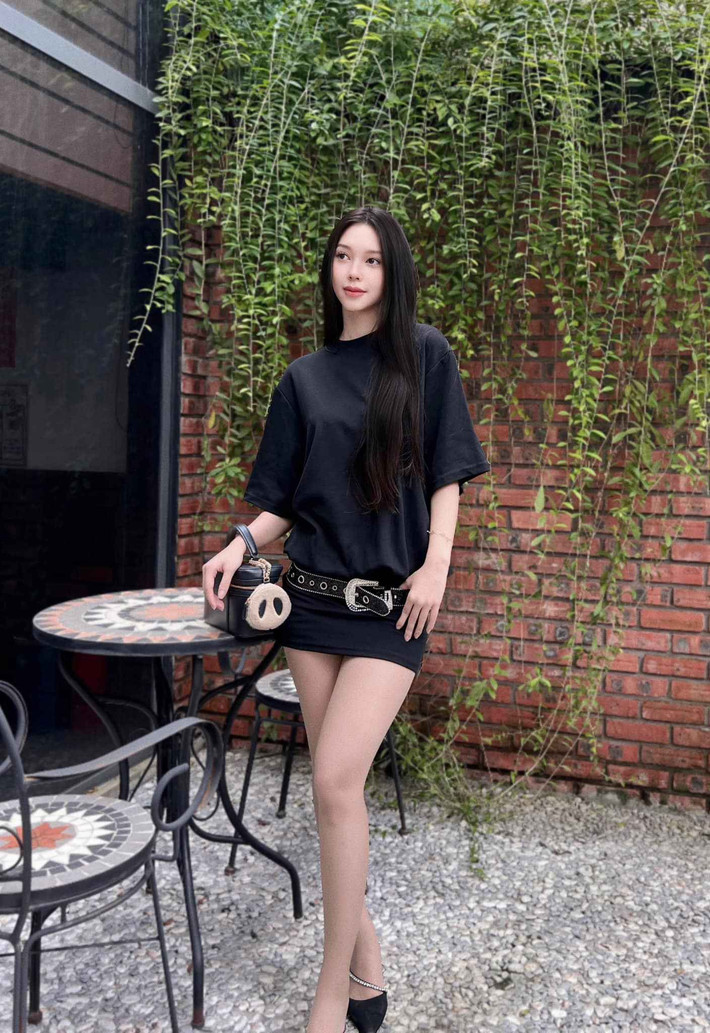 Trước đó, hot girl Gen Z từng lọt bán kết Hoa khôi Sinh viên Việt Nam năm 2018, top 10 thế hệ 2x bảng xếp hạng online Hoa hậu Hoàn vũ Việt Nam năm 2019.