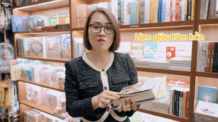 Chị cả của Khánh Vy từng bảo vệ cả ba bậc Cử nhân, Thạc sĩ, Tiến sĩ, và đều đạt thủ khoa cả 3 lần bảo vệ luận án. Với Khánh Vy, chị cả là người truyền cho cô động lực nhiều nhất trong việc học tập.