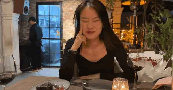 Cụ thể, Khánh Vy dành nguyên 1 ngày mời các chị gái Tiến sĩ của mình đi trà chiều và ăn uống ở nhà hàng sang chảnh, shopping đồ hiệu "tẹt ga" không cần sale hay nhìn giá.
