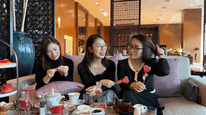 Ngoài sự giàu có của Khánh Vy, nhan sắc và học vị của 2 chị gái cũng khiến netizen dành sự quan tâm.