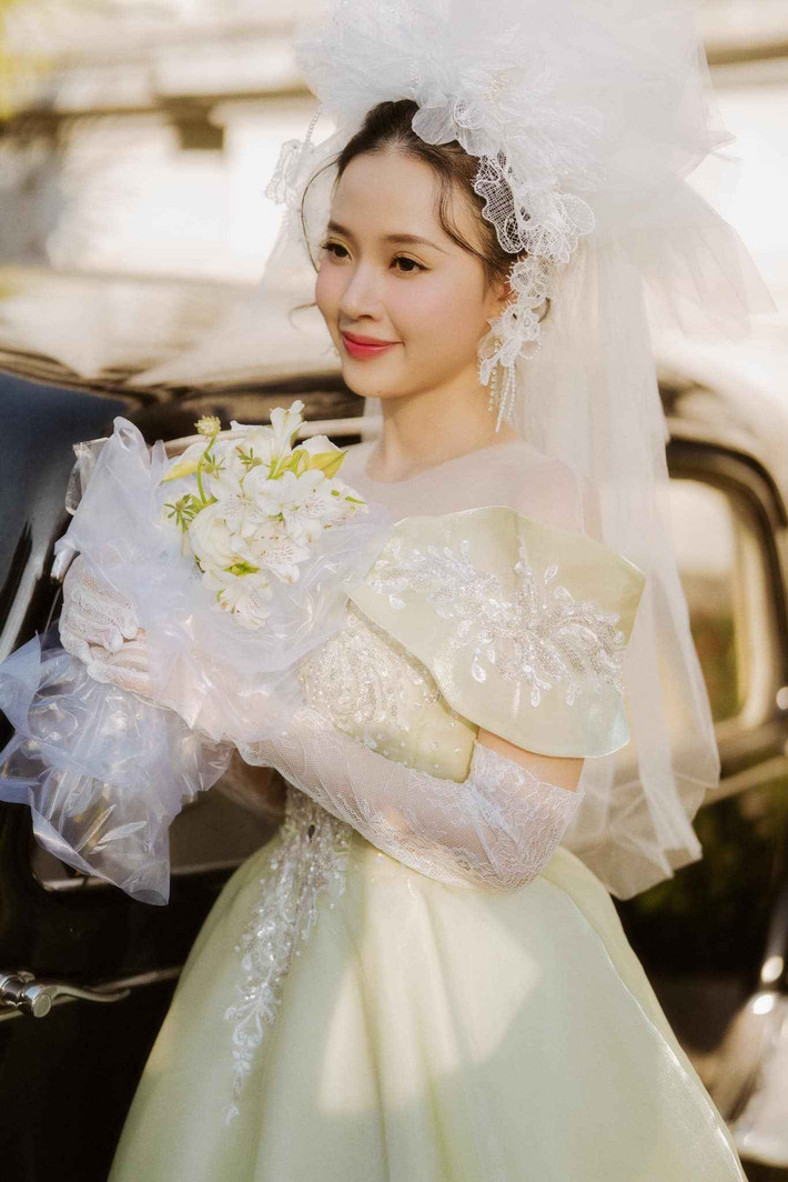 Trong làng giải trí Việt, Midu (tên thật Đặng Thị Mỹ Dung) từng là cái tên được biết đến với hình ảnh hot girl xinh đẹp, nhỏ nhắn, đáng yêu, dễ thương, khiến các chàng trai muốn được bảo vệ.