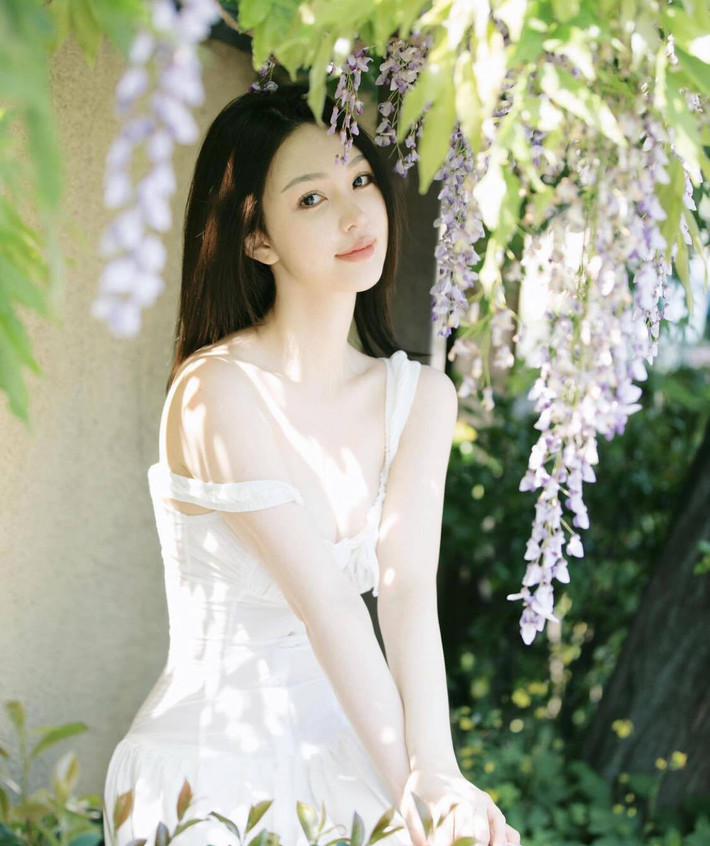 Crissie Lee hiếm hoi ăn vận theo phong cách nàng thơ, nữ tính.