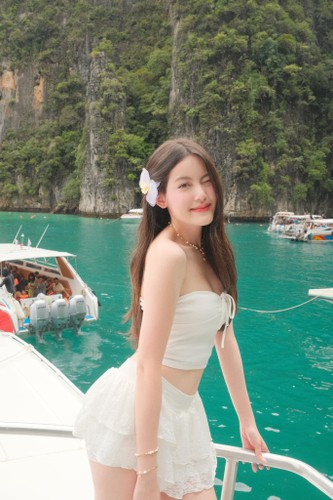Trên trang cá nhân, Mỹ Hàn cũng thường xuyên check-in du lịch ở nhiều nơi. Cô cũng hay chia sẻ hình ảnh ăn uống ở những địa điểm "chanh sả".