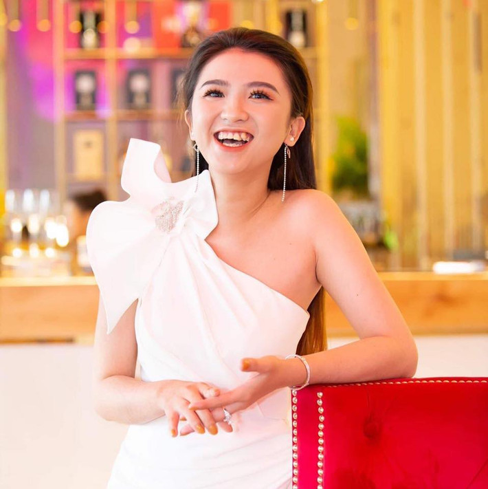 Được biết, Hoài Như đã lên chức mẹ khi hạ sinh một bé trai vô cùng kháu khỉnh. Từ đó cô vừa thực hiện thiên chức của một người mẹ, vừa tập trung công việc kinh doanh và đạt được thành tựu đáng ngưỡng mộ.
