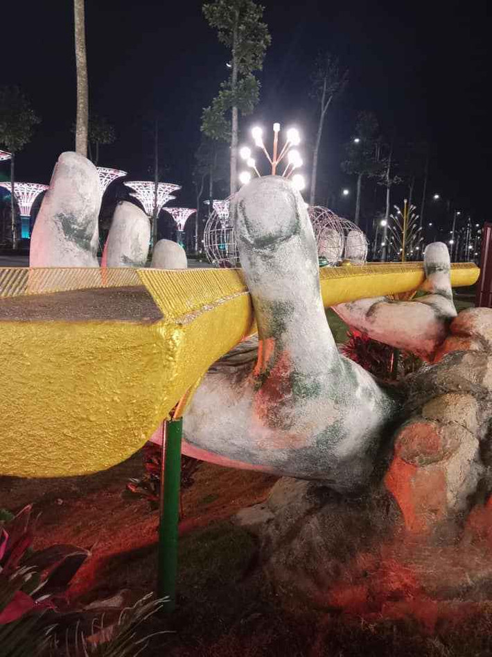 Nhiều cư dân mạng bày tỏ các ý kiến và nhận xét khác nhau về cây cầu vàng phiên bản Thanh Hóa này. Trong đó, rất nhiều người cho rằng đây chỉ là hình ảnh ghép hoặc là một sản phẩm của photoshop bởi họ từng tới Sầm Sơn nhưng không thấy cây cầu này.