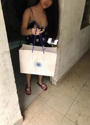 Cách đây chưa lâu, những hình ảnh hội chị em diện đồ ngủ để hở táo bạo da thịt ra nhận hàng trở thành chủ đề bàn tán xôn xao trên MXH.