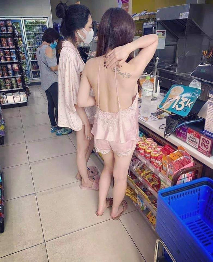 Khi nhắc đến đồ ngủ hở mạn sườn, nhiều người liên tưởng ngay đến những bộ váy vô cùng quyến rũ, sang trọng được khoét sâu ở phía sau. Nhưng nhiều chị em lại lạm dụng nó không đúng hoàn cảnh khiến nhiều người gặp những tình huống không ai mong muốn.