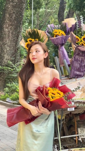 Tận dụng lợi thế sắc vóc, bạn gái Phan Tuấn Tài khéo léo kết hợp trang phục đơn giản nhưng vẫn nổi bật, gây ấn tượng.
