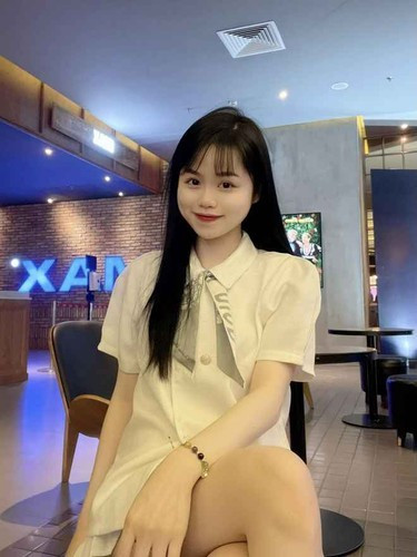 Tình cũ Quang Hải cũng từng gây xôn xao khi chia sẻ ảnh check-in trên phố cổ Hà Nội với lời nhắn nhủ: "Vì anh mà em đến Hà Nội, vì kỷ niệm mà em ở lại Hà Nội".