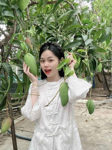 Trước đây, Huỳnh Anh sống cùng mẹ ở Nha Trang, sau này khi hẹn hò với Quang Hải, cô nàng đã sống ở Hà Nội và còn mua nhà cùng khu với nam cầu thủ.