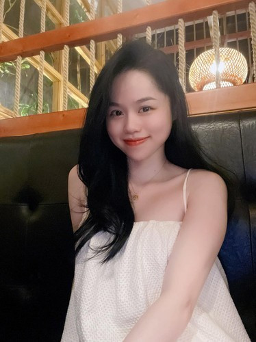 Trong một bài đăng khác, Huỳnh Anh cảm thán: "Thời gian trôi nhanh quá". Khi nhận được bình luận rằng "kể từ khi e bỏ Hải á", nàng hot girl đến từ Nha Trang thả biểu tượng cảm xúc cười haha kèm lời đáp lấp lửng: "Nào không chọc bạn".