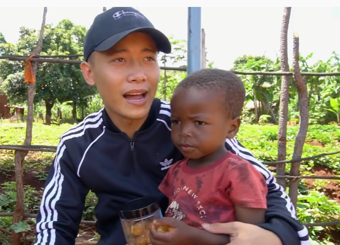 Vừa làm vừa ghi lại những khoảnh khắc tại nơi đất khách rồi đăng lên YouTube, Quang Linh Vlogs ngày càng nổi tiếng.