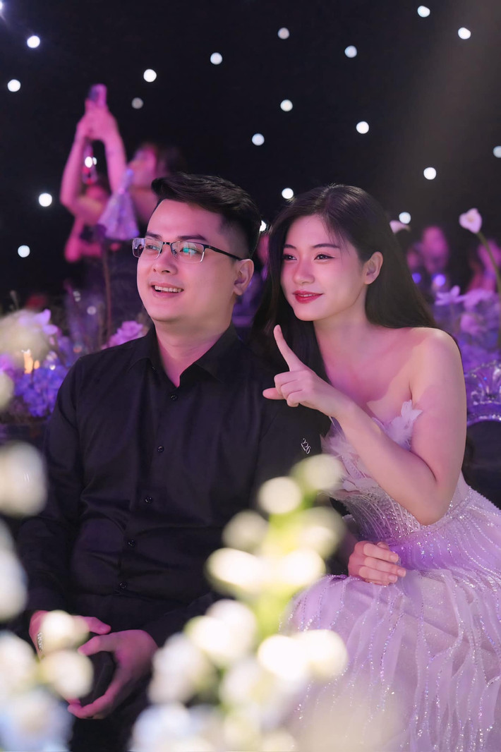 Nhìn background cầu hôn, chắc hẳn Win.D đã rất đầu tư, chuẩn bị kỹ càng cho ngày lễ trọng đại của đời mình, thể hiện sự trân trọng nửa kia và mối quan hệ của cả hai.