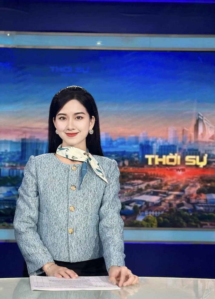Văn Doanh Nhi (SN 2002) là con gái cựu danh thủ đội tuyển Việt Nam - Văn Sỹ Thủy. Hiện tại, cô đảm nhận vị trí MC tại Đài truyền hình Nghệ An