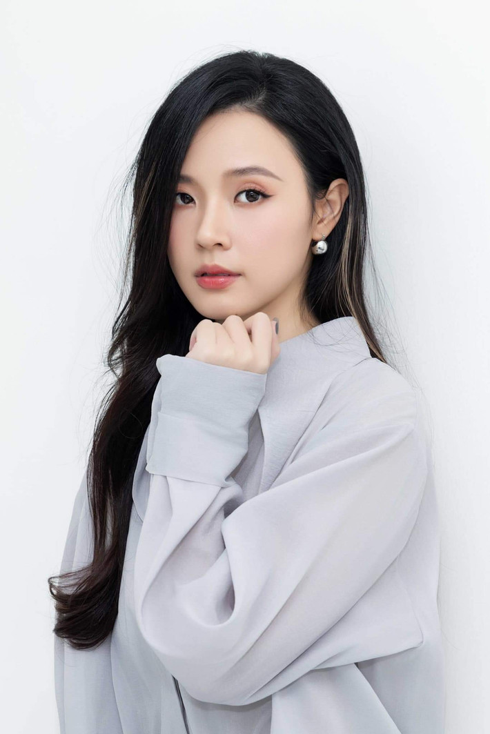 Việc trang điểm không sử dụng kẻ mắt sẽ giúp người đẹp trông tươi sáng, trẻ trung và tự nhiên hơn rất nhiều.