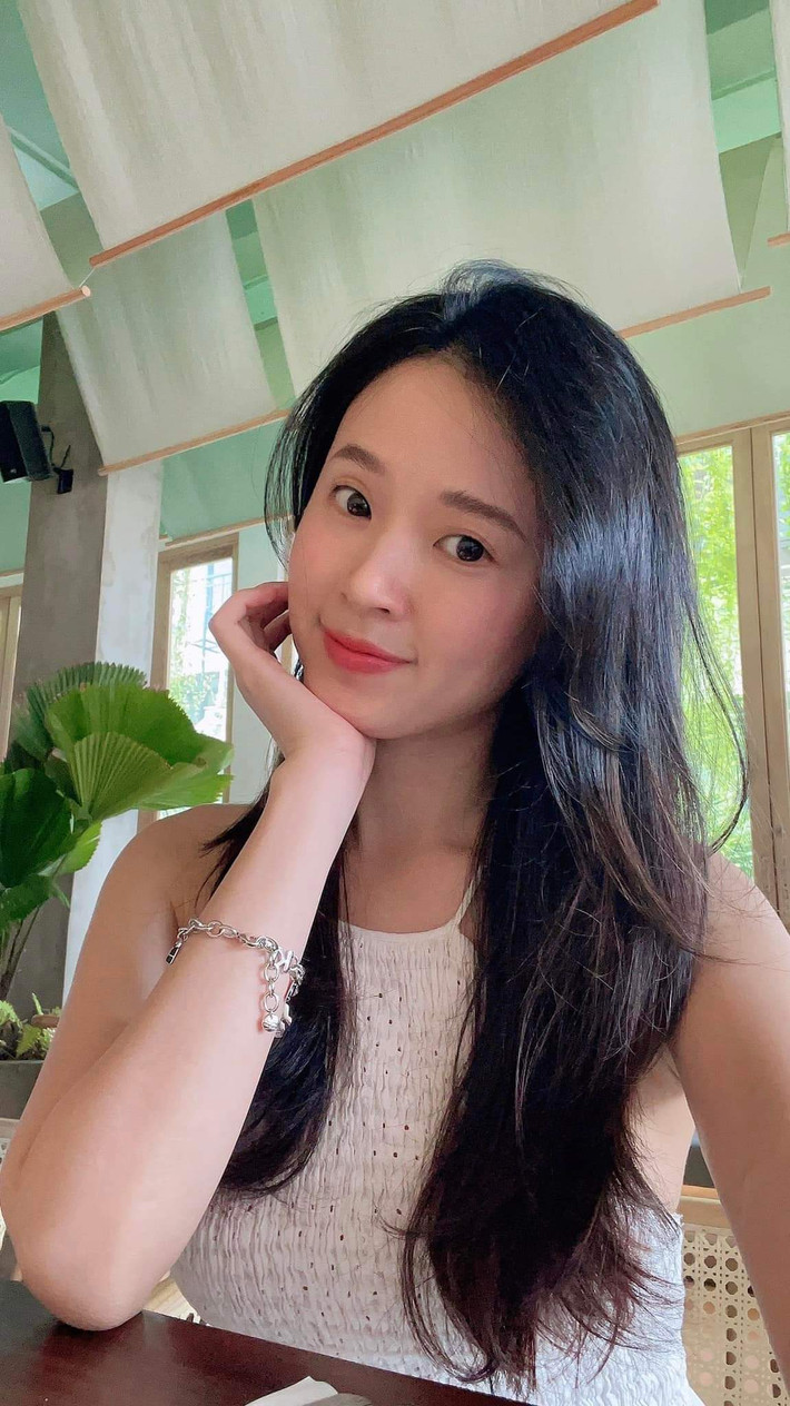 Khi không cần trang điểm quá đậm hay cầu kỳ mà chỉ để đi làm hay đi dạy mỗi ngày, việc giữ một lớp nền mỏng nhẹ sẽ giúp da không bị nặng nề, bí bách.