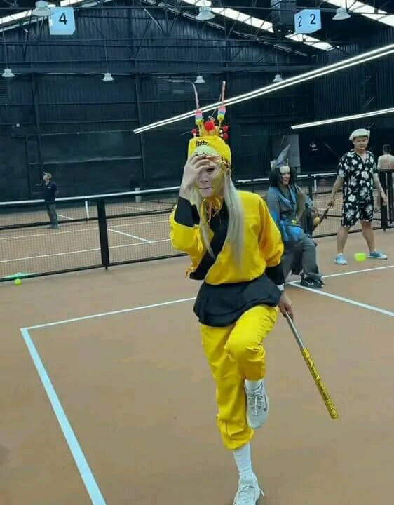 Không chỉ có Phương Ly, những người bạn đồng hành chơi pickleball cùng cô cũng mặc những bộ trang phục hóa trang thành các nhân vật khác nhau. Khoảnh khắc hài hước này của cô đang được chia sẻ chóng mặt trên mạng xã hội.
