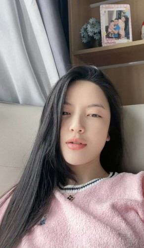 Hiện tại Quang Hải vẫn đang tập trung cùng đội tuyển Quốc gia còn bà xã vẫn miệt mài livestream không sót buổi nào dù đã sát ngày cưới.