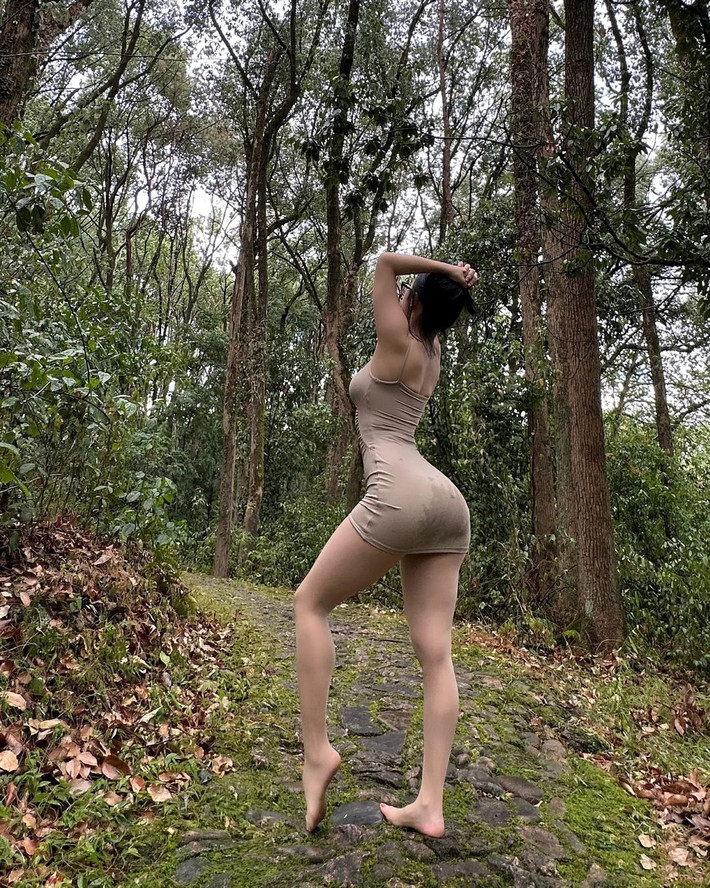 Nàng hot girl còn mê mặc những thiết kế xẻ tà cao, ngực sâu.