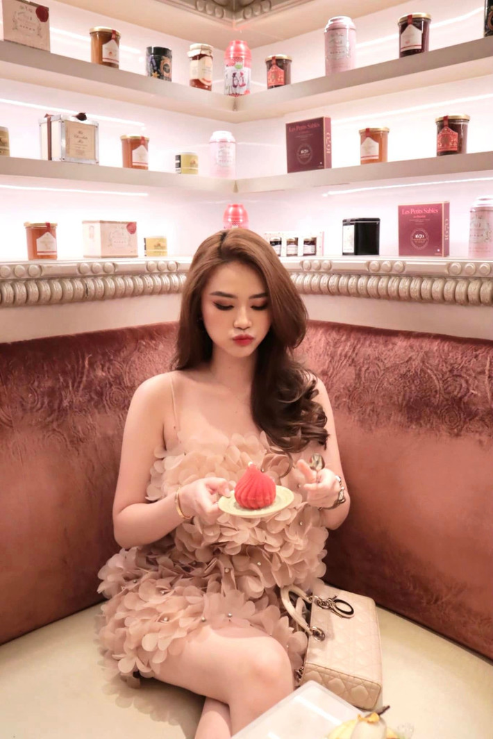 Ở trời Tây, Diz Vương có chút thay đổi về thần thái.