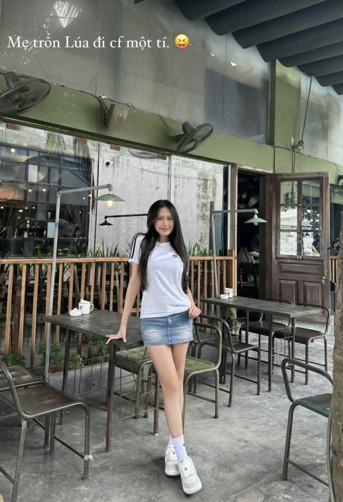 Doãn Hải My cho biết sau sinh phát hiện vùng da ngực cũng bị rạn. "Nói chung xác định rằng một khi đã bị rạn thì sẽ đi theo mình suốt, mình đón nhận một cách tích cực thôi", vợ Đoàn Văn Hậu chia sẻ quan điểm về việc rạn da sau sinh.