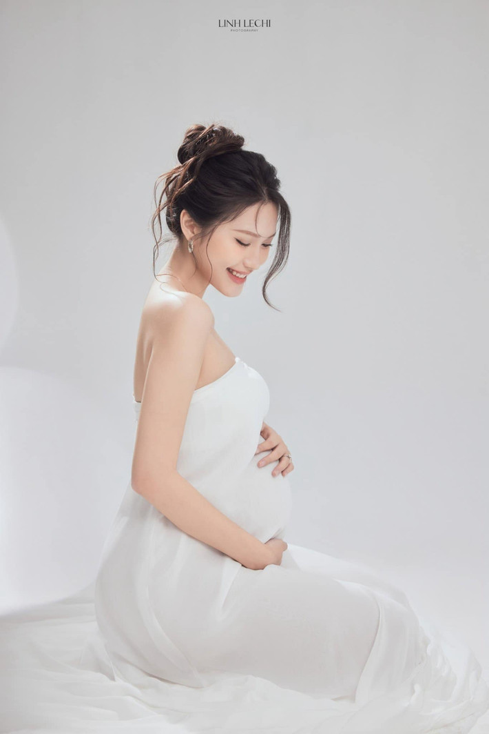 "Trước sinh thì nào là toner, kem này serum nọ, một tuần mấy lần đắp mặt nạ. Giờ thì gói gọn trong một bước, nhiều khi còn chẳng có bước nào", bà mẹ sinh năm 2001 cho hay.