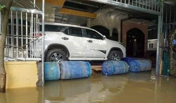 Những chiếc ô tô được đưa lên vị trí cao ráo bằng nhiều cách khác nhau.