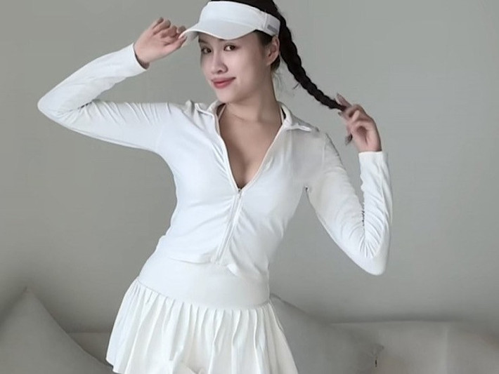 Thanh Thanh Huyền từng gây chú ý với màn dẫn chương trình 3.000 chữ, 75 tên riêng cả tiếng Anh lẫn tiếng Việt mà không cần kịch bản. Từ đó, cô được khen ngợi với tên gọi "MC nghìn chữ".