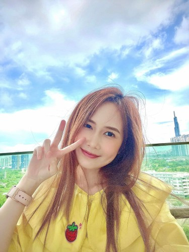 Một số ý kiến còn cho rằng cô nàng trẻ đẹp và vui vẻ hơn nhiều sau khi trở thành bà xã của nam YouTuber.