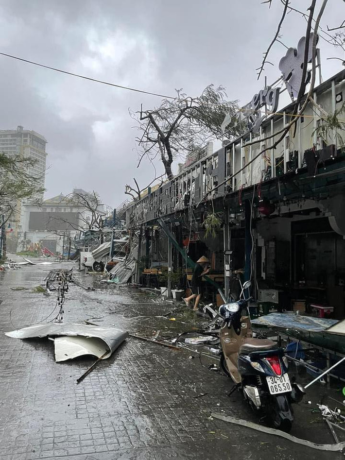 May mắn được nhà hàng hỗ trợ nên gia đình Tuấn không thiệt hại nhiều về vấn đề cỗ cưới. “Nhà hàng hỗ trợ được đến đâu tốt đến đó, tầm này nhà mình không quan trọng chuyện tiền nong, chỉ cần đám cưới thuận lợi, mọi người an toàn”, Tuấn nói.